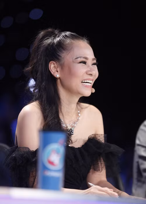 Được biết, ông xã Thu Minh đã về nước sau chuyến công tác và tháp tùng vợ đến chấm thi Gala 5 Vietnam Idol 2016. 