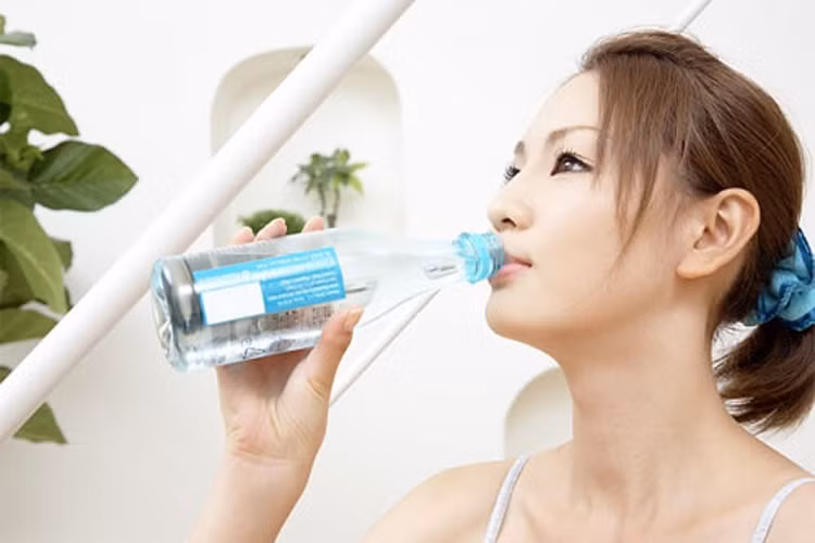 Uống nhiều nước - Một trong những phương pháp làm đẹp tổng thể cho cả da và tóc là việc uống nhiều nước mỗi ngày. Bạn nên dành thời gian trong ngày uống trung bình từ 6-8 cốc nước mỗi ngày. Độ ẩm trong nước giúp tóc khỏe hơn và vì thế mà phát triển nhanh hơn, mạnh mẽ hơn.