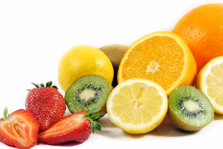 Trái cây là nguồn vitamin C tự nhiên tuyệt vời. Vitamin C có thể làm giảm tóc rụng, yếu và thiếu bóng khỏe. 