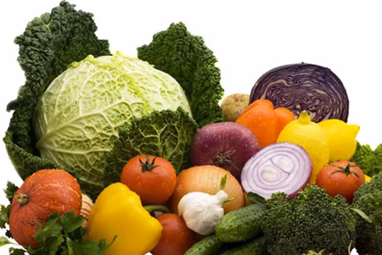 Rau xanh chứa protein, khoáng chất, vitamin và chất dinh dưỡng khác có lợi cho sự phát triển tóc và khiến mái tóc trở nên khỏe đẹp. Rau xanh là những thực phẩm tốt cho tóc để tăng sự phát triển cũng như độ dày của tóc. 