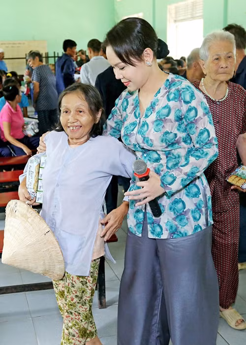 Nữ nghệ sĩ thực hiện di nguyện của mẹ, sau khi bà mất, chị đều đặn đi đến các vùng sâu để giúp đỡ bà con nghèo. Với các cụ già, Việt Hương luôn dành tình yêu thương đặc biệt. 