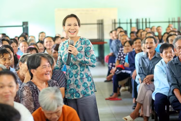 Nhân mùa lễ Vu Lan báo hiếu, hai vợ chồng tổ chức chuyến từ thiện đến với hơn 300 người già neo đơn tại Trung tâm bảo trợ xã hội Tân Hiệp, Bình Phước để thăm hỏi và trao quà. 