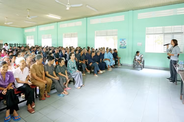 Ngoài việc bưng bê các phần quà giúp vợ, nhạc sĩ Hoài Phương còn chơi kèn, giúp vui văn nghệ cho chương trình. 