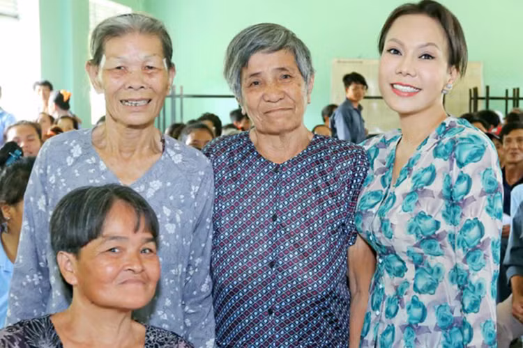 Trong chiếc áo bà ba giản dị, nữ danh hài xóa bỏ ranh giới nghệ sĩ với các cụ già. Chị xông xáo kể những câu chuyện vui và ân cần hỏi thăm các cụ. 