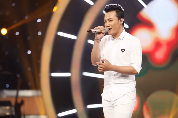 Trước đó, chọn ca khúc “Sống như những đóa hoa", “chàng trai bún bò” Bá Duy mang đến cảm xúc cho khán giả ở phần đầu nhưng ở phần sau, “âm thanh như bị nuốt vào trong”.