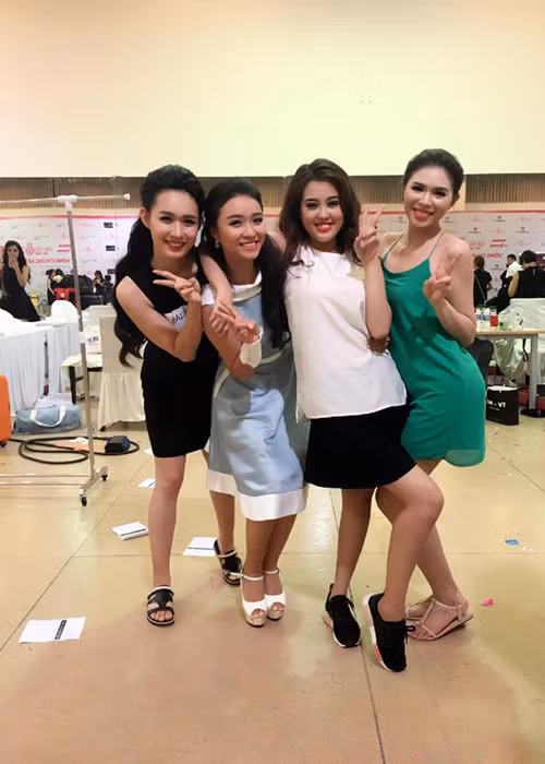 Khi biết tin Như Thủy bị phỏng nước sôi, ai cũng lo lắng, quan tâm cô em út. Trong buổi chia tay Như Thủy, các thí sinh và ban quản lý đều không kiềm chế được cảm xúc của mình. 