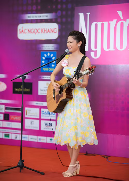 Trước khi giành danh hiệu Á hậu 2 cuộc thi Hoa hậu Việt Nam 2016, Thùy Dung cũng đã rất vất vả thuyết phục bố được phép tham dự cuộc thi. 