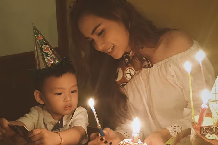 Ngày 30/8 vừa qua, Hoa hậu Diễm Hương đã đón sinh nhật lần thứ 26. Trong ngày vui này, người đẹp đã tổ chức một bữa tiệc nhỏ bên những người thân.