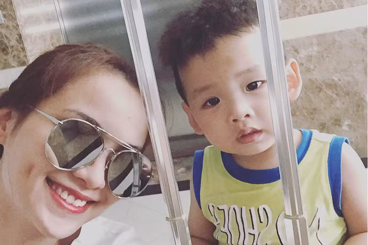Diễm Hương viết: “Không đăng hình chồng ngày sinh không đồng nghĩa chúng tôi "rạn vỡ"...Không ít lần dù anh là người chụp hình cho Hương và Noah thì xuất hiện cũng chỉ là Noah và Hương".