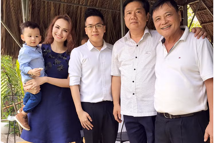 Ngay lập tức, Diễm Hương lên tiếng phủ nhận. Theo lời của bà mẹ một con, chính ông xã đã giúp bé Noah chuẩn bị bó hoa để tặng cô trong ngày sinh nhật. Người đẹp còn cho biết, bản thân không có thói quen chia sẻ hình ảnh chồng thường xuyên cũng như ông xã không muốn trở thành người nổi tiếng.