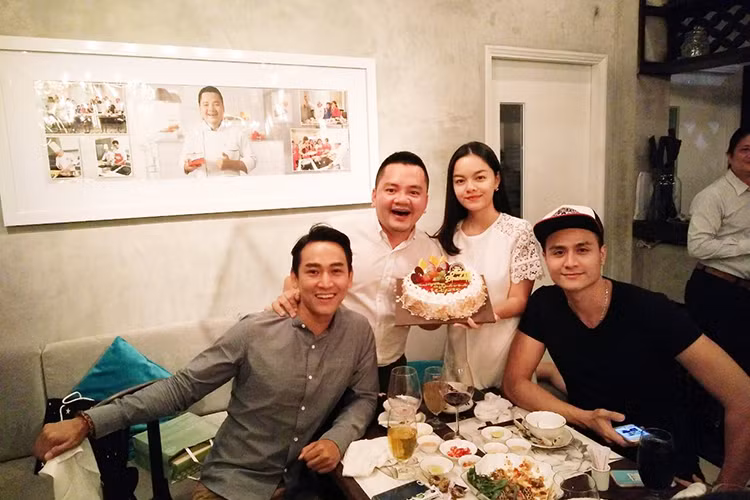 Tiệc sinh nhật của Phạm Quỳnh Anh có sự tham gia của dàn diễn viên phim “Thần tượng”, trong đó có Hứa Vĩ Văn (ngoài cùng bên trái).