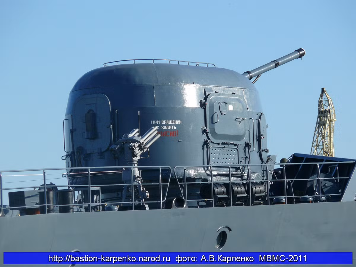 Pháo hạm cao tốc AK-100 trên tàu hộ vệ tên lửa Yaroslav Mudry. Nguồn ảnh: Bastion-Kapenko.