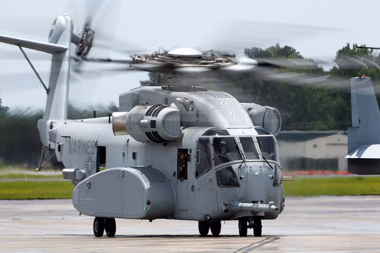 The Business Insider, trong tuần vừa qua Thủy quân Lục chiến Mỹ vừa đưa vào trang bị chiếc CH-53K King Stallion tại căn cứ không quân của lực lượng này tại Bắc Carolina. Được biết, trước khi CH-53K xuất hiện các biến thể của dòng trực thăng vận tải quân sự hạng nặng CH-53 Sea Stallion đã phục vụ trong Quân đội Mỹ suốt 50 năm. Nguồn ảnh: Business Insider.