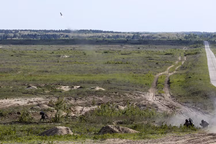 Hiện tại Mỹ đã chuyển giao cho Quân đội Ukraine 37 bệ phóng cùng 210 tên lửa Javelin, số khí tài này ước tính đủ trang bị cho 4-5 tiểu đoàn cơ giới hoặc bộ binh cơ giới. Tuy nhiên, vấn đề hiện tại là phiến quân ly khai ở miền Đông Ukraine không có quá nhiều xe tăng để Javelin phát huy khả năng của mình. Hình ảnh binh sĩ Ukraine thử nghiệm Javelin trong hôm 22/5. Nguồn ảnh: censor.net.