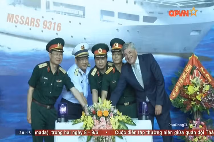 Dự buổi lễ có các đồng chí: Chuẩn Đô đốc Phạm Hoài Nam, Ủy viên Trung ương Đảng, Tư lệnh Hải quân; Thiếu tướng Hồ Quang Tuấn, Phó chủ nhiệm, Tham mưu trưởng Tổng cục Công nghiệp Quốc phòng, cùng đại diện Tập đoàn Damen. Nguồn ảnh: QPVN.