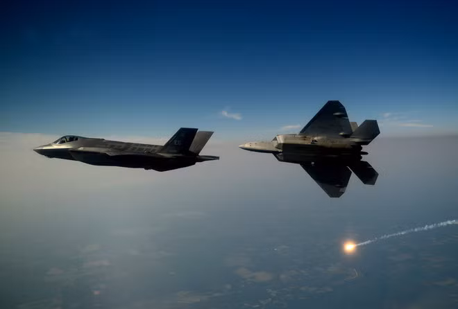 Công nghệ tàng hình áp dụng trên F-35 (trước) và F-22 (sau) của Mỹ có thể mất tác dụng với radar lượng tử. Ảnh: Không quân Mỹ.