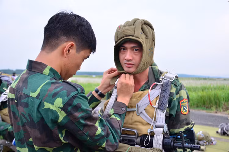 hực hành nhảy dù huấn luyện và đổ bộ đường không giúp cho quân nhân nâng cao trình độ, kỹ thuật, bản lĩnh, ý chí quyết tấm chiến đấu, xử lý tốt các tình huống xảy ra. Ảnh: Đồng đội giúp nhau.