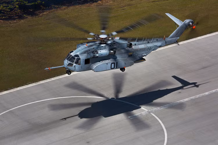 Về thiết kế của CH-53K, nó có chiều dài tổng thể hơn 30 mét, cao hơn 8.5 mét. Chiếc trực thăng này được trang bị tới ba động cơ T408-GE-400 với công suất mỗi chiếc lên đến 230 mã lực. Nguồn ảnh: Business Insider.