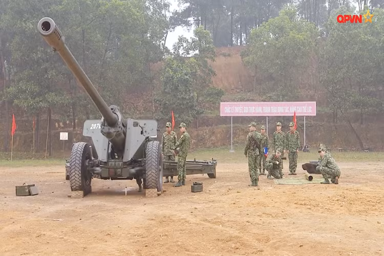 Pháo M46 sau khi hiệu chỉnh thông số sẵn sàng cho phát bắn đầu tiên. Nguồn ảnh: QPVN.
