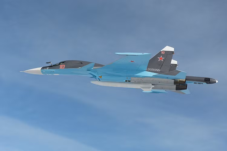 Dựa trên hình ảnh Su-34 tại Tripoli, chiến đấu cơ của Nga không mang theo vũ khí mà chỉ mang theo một thùng nhiên liệu phụ PTB-2000 (như trong hình) bên ngoài, điều này cho thấy Su-34 đang thực hiện nhiệm vụ tuần tra ngoài khơi vùng biển tiếp giáp giữa Syria và Lebanon. Nguồn ảnh: Global Military.