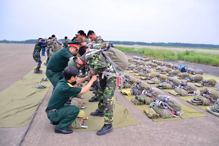 Theo Báo Quân khu 7 Tại Sân bay Biên Hòa lực lượng trinh sát đặc nhiệm của Tiểu đoàn 47, và trinh sát đặc nhiệm của Bộ Tư lệnh thành phố Hồ Chí Minh tổ chức thực hành nhảy dù huấn luyện và đổ bộ đường không. Ảnh: Chuẩn bị kỹ càng ở mặt đất.
