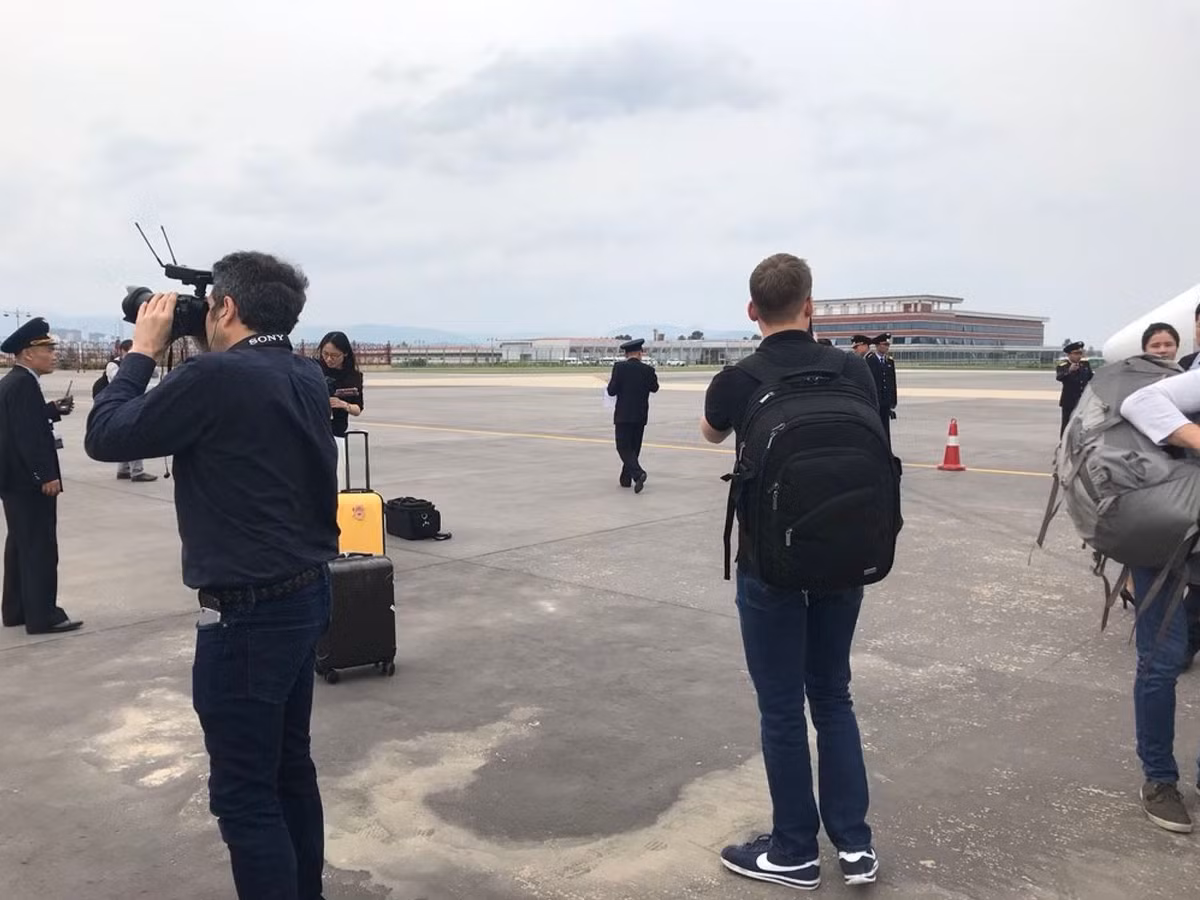 Phóng viên nước ngoài đặt chân xuống sân bay ở gần thành phố Wonsan (Triều Tiên). Ảnh: Sky News