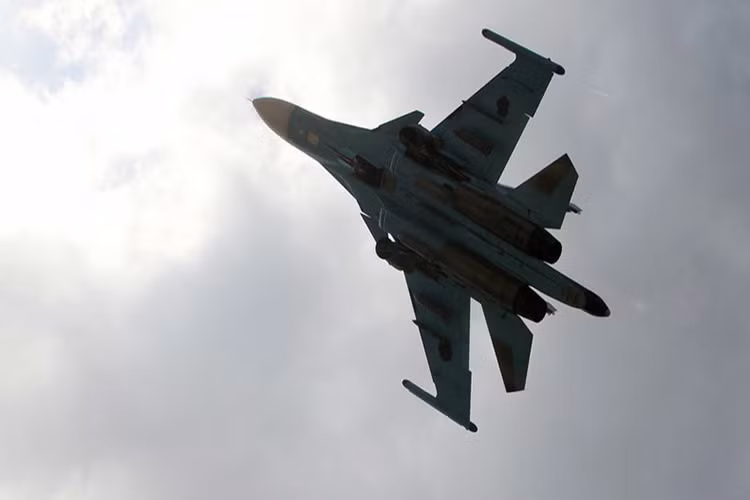 Cũng theo South Front, nhiều khả năng chiếc Su-34 trên của Không quân Nga cất cánh từ căn cứ không quân Khmeimim đang thực hiện nhiệm vụ tuần tra dọc bờ biển Syria thì bất ngờ xảy ra tình huống “va chạm” với chiến đấu cơ Israel dẫn tới màn rượt đuổi trên. Nguồn ảnh: Defence Russia.