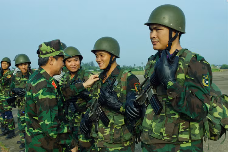 Thiếu tướng Lê Bửu Tuấn, Phó Tư lệnh – Tham mưu trưởng Quân khu 7 động viên trước giờ vào luyện tập.