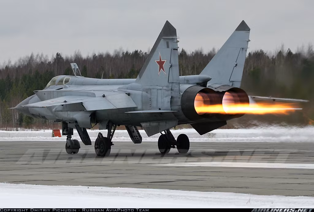 Tiêm kích đánh chặn siêu âm MiG-31 của không quân Nga trong một lần cất cánh. Nguồn ảnh: Airliners.net