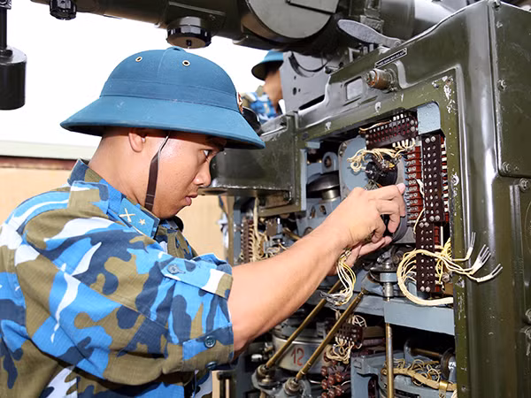 Đối với các đơn vị tham gia Hội thao, phải đoàn kết, khiêm tốn, học hỏi, chấp hành đúng quy chế, quy định, thực hiện tốt các nội dung Hội thao đặt ra để đạt kết quả cao nhất. Các cơ quan, đơn vị phải phối hợp, hiệp đồng chặt chẽ, nghiêm túc, bảo đảm an toàn tuyệt đối cho người và vũ khí trang bị. Ảnh: Bảo quản máy Chỉ huy K59-03.