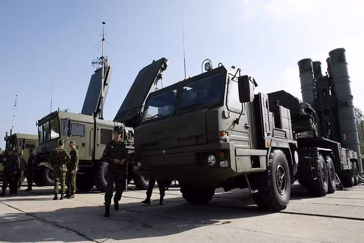 Một tiểu đoàn tên lửa S-400 thường được trang bị 2 loại radar chính gồm: Radar điều khiển hỏa lực 92N6E và radar thám sát mọi độ cao 96L6. Trong ảnh là đài điều khiển hỏa lực 92N6E - phiên bản nâng cấp sâu từ đài 30N6E2 dùng trên S-300. 92N6E có nhiệm vụ theo dõi mục tiêu, phân loại các mục tiêu, tính toán tên lửa cần phải phóng và hướng dẫn cho tên lửa định vị mục tiêu. Nguồn ảnh: Defense News.