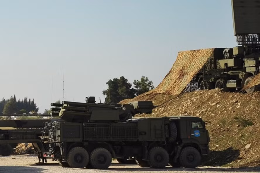 Hệ thống phòng không Pantsir-S1 tại căn cứ Khmeimim. Ảnh: Sputnik.