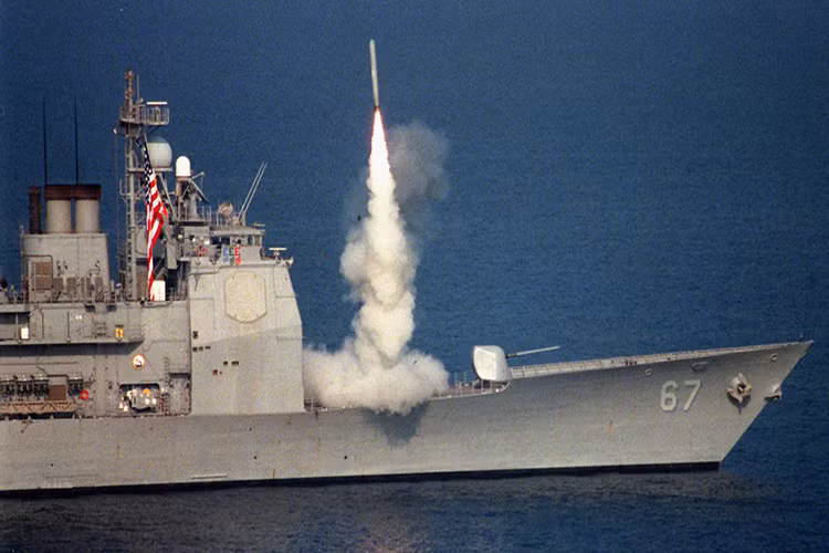 Kể từ đầu những năm 1980 cho tới nay, tên lửa hành trình Tomahawk luôn được xem như là “sứ giả chiến tranh” của nước Mỹ khi nó là vũ khí đầu tiên được sử dụng trong các chiến dịch quân sự quy mô của Washington ở nước ngoài. Mà điển hình nhất trong số đó là cuộc xâm lược Iraq vào năm 2003. Nguồn ảnh: seaforces.org.