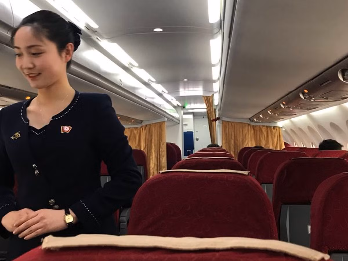 Nữ tiếp viên hàng không Triều Tiên trên chuyến bay. Ảnh: Sky News
