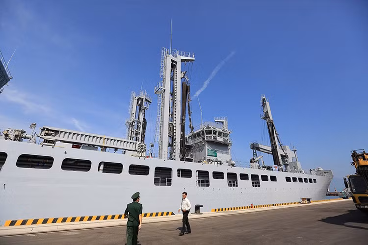 Nhiệm vụ chính của INS Shakti trong Hải quân Ấn Độ là hỗ trợ hậu cần trên biển cho nhóm tàu hoặc biên đội tàu khi tác chiến tầm xa. So với các tàu chiến khác, INS Shakti chỉ được trang bị hệ thống vũ khí phòng vệ cơ bản với bốn tổ hợp pháo phòng không cao tốc AK-630. Nguồn ảnh: Viettimes.