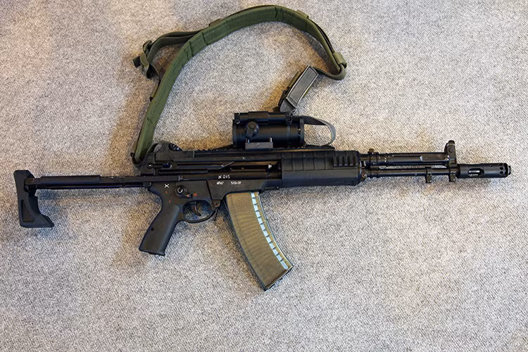 Trong đó súng trường tấn công tiên tiến AEK-971 không do tập đoàn Kalashnikov chế tạo mà là sản phẩm của nhà máy Kovrov. Bản thân AEK-971 đã có lịch sử phát triển kéo dài tới 40 năm và từng là đối thủ cạnh tranh với AK-74 trong Quân đội Liên Xô trước đây. Nguồn ảnh: Vitaly V. Kuzmin.
