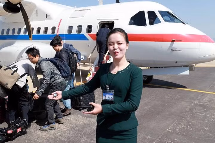 Một phụ nữ Triều Tiên hướng dẫn các nhà báo Hàn Quốc tới thăm bãi thử khi họ tới sân bay Kalma (Triều Tiên).