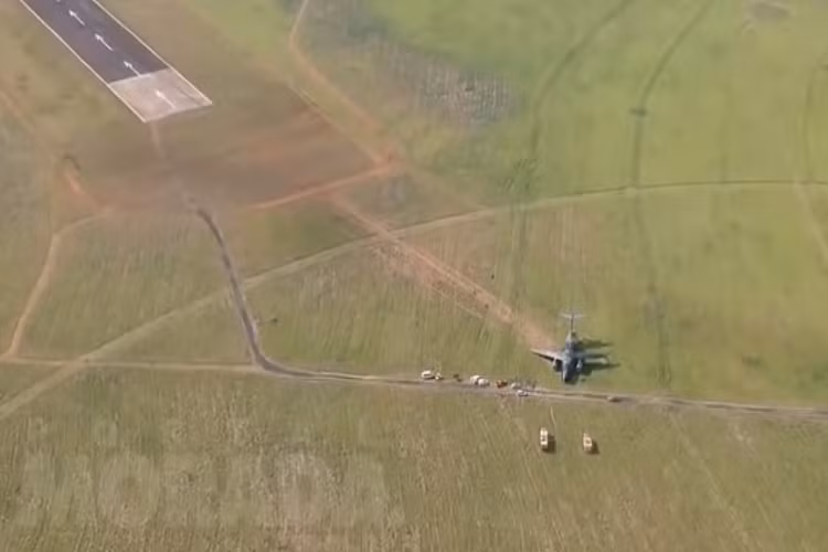 Dựa vào hình ảnh trên không có thể thấy chiếc Embraer KC-390 trượt khá xa khỏi đường băng trước khi kịp dừng lại trước hàng rào phân giới của căn cứ Gavião Peixoto.