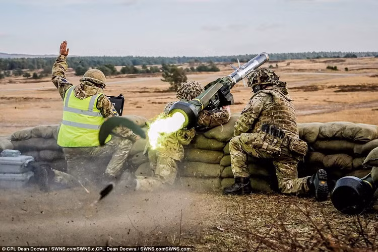 Theo điều khoản để Mỹ cung cấp Javelin cho Ukraine, Kiev không được triển khai loại tên lửa này đến vùng chiến sự ở Donbass. Nguồn ảnh: Daily Mail.