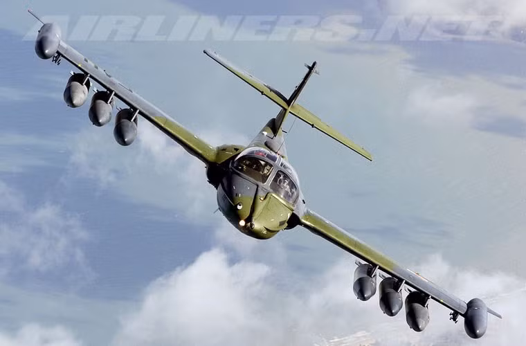Dù tải trọng chỉ có 1,2 tấn vũ khí nhưng A-37 có tới 8 giá treo cho phép mang nhiều loại vũ khí không kích như gunpod súng máy 6 nòng, pháo tự động 20mm, rocket 70mm, bom Mk82 hoặc bom naplam. Khi cần, nó mang được cả tên lửa AIM-9 để tự vệ trên không. Nguồn ảnh: Airlines.net