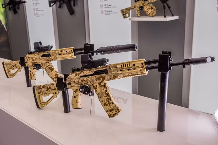Cùng với AK-15, trong tương lai kho vũ khí của Quân đội Nga sẽ xuất hiện ít nhất ba mẫu súng trường tấn công tương lai gồm AK-15 (sử dụng đạn 7.62mm), AK-12 (5,45 mm) và AEK-973 (7,62 mm). Nguồn ảnh: all4shooters.com