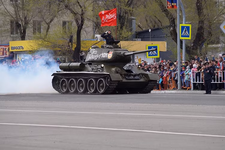 Xe tăng T-34/85 của Hồng quân Liên Xô trên đường phố Ussuriysk vào sáng nay 9/5. Nguồn ảnh: Bộ Quốc phòng Nga.