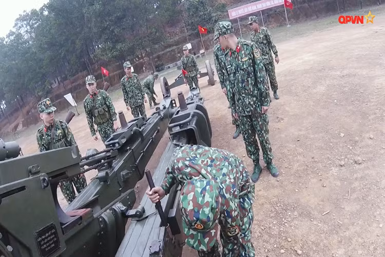 Trong quá trình chuyển đổi trạng thái hành quân sang sẵn sàng chiến đấu, xe trước sẽ được tháo ra khỏi hai càng pháo của M46 nhưng khẩu pháo vẫn ở trạng thái cân bằng, sau đó hai càng pháo sẽ hạ xuống mặt đất và kéo sang hai bên tạo thành tư thế cân bằng cho pháo. Nguồn ảnh: QPVN.