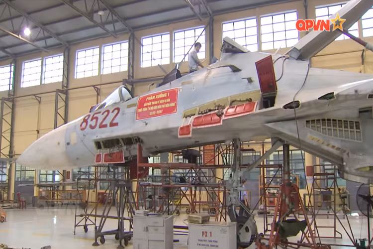Trong suốt một thời gian dài việc sửa chữa, tăng hạn sử dụng máy bay Su-27 của Việt Nam phải phụ thuộc vào các nhà máy nước ngoài, do đó khi bắt đầu tự sửa chữa lớn cho Su-27 Nhà máy A32 gặp rất nhiều khó khăn. Thử thách đầu tiên là việc tháo rã toàn bộ máy bay để kiểm tra tất cả linh kiện, phụ kiện từ khung thân vỏ, động cơ máy bay... Nguồn ảnh: QPVN.