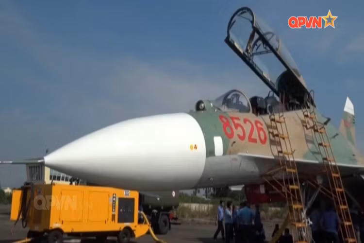 Mới đây Su-27 “8526” còn tham gia diễn tập bắn đạn thật tiêu diệt mục tiêu mặt đất, chứng minh năng lực của Việt Nam trong việc sửa chữa lớn chiến đấu cơ hiện đại. Nguồn ảnh: QPVN.