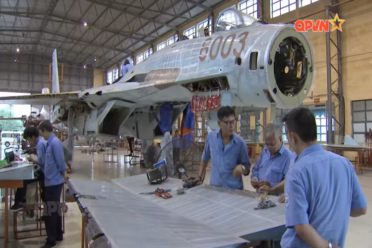 Các linh kiện, phụ kiện sau khi được tháo rời sẽ được chụp ảnh lại nhằm so sánh với thời điểm chưa được tháo rã nhằm kiểm tra lại trong quá trình lắp ráp đồng bộ sau sửa chữa. Nguồn ảnh: QPVN.