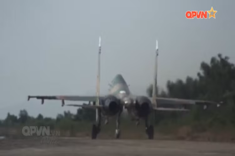 Hình ảnh Su-27 “8526” cất cánh bay thử nghiệm sau quá trình sửa chữa đại tu và tăng hạn tại Nhà máy A32. Nguồn ảnh: QPVN.