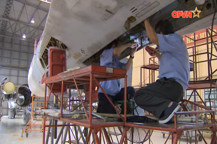 Đối với chiếc đấu cơ Su-27 mang số hiệu “8526” để hoàn tất quá trình sửa chữa đại tu và tăng hạn, nó phải trải qua hàng chục phân đoạn tại 11 phân xưởng của Nhà máy A32 với quy trình nghiêm ngặt nhất. Nguồn ảnh: QPVN.