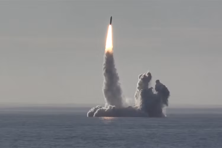Còn về RSM-56 Bulava đây là tên lửa đạn đạo phóng từ tàu ngầm (SLBM) tiên tiến nhất của Hải quân Nga hiện nay, được phát triển từ cuối những năm 1990 và được đưa vào trang bị trong năm 2011. Hiện tại Bulava được triển khai trên ít nhất ba lớp tàu ngầm hạt nhân của Hải quân Nga. Nguồn ảnh: Bộ Quốc phòng Nga.