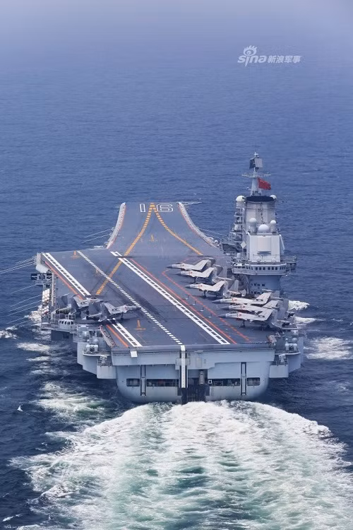 Ngoài ra, J-15D còn được trang bị hàng loạt ăng ten và khối thiết bị tác chiến điện tử dọc thân. Phần mũi được rút ngắn lại hơn một chút so với nguyên mẫu J-15 và được thiết kế lại để chứa radar quét mạng pha điện tử chủ động AESA. Nguồn ảnh: Sina.